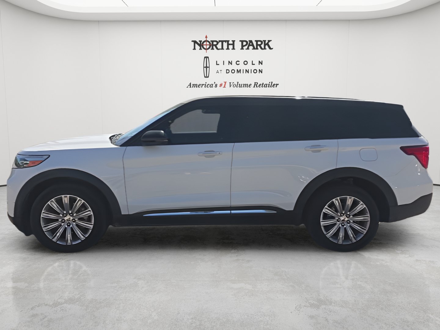 Used 2020 Ford Explorer Limited AWD/4WD image 2