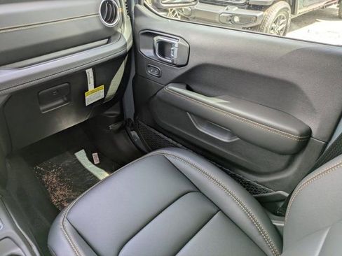 Used 2025 Jeep Gladiator Sport image 15