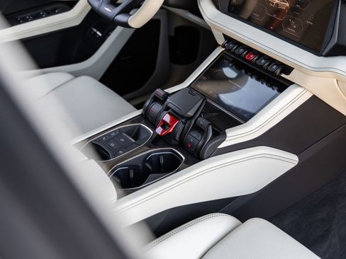 Used 2025 Lamborghini Urus SE AWD/4WD image 37
