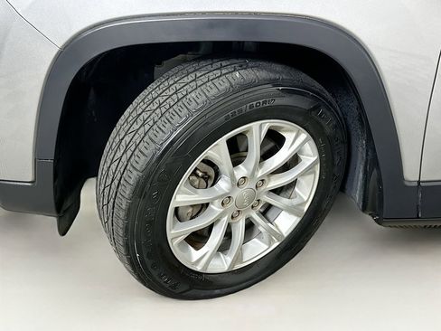 Used 2020 Jeep Cherokee Latitude FWD image 24