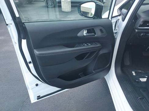 New 2027 Chrysler Pacifica Select w/ S Appearance Package FWD image 12