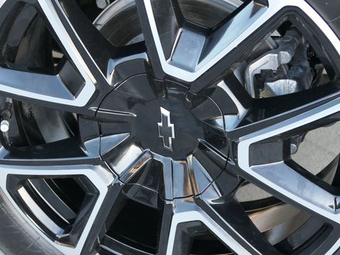 Used 2025 Chevrolet Suburban RST image 10