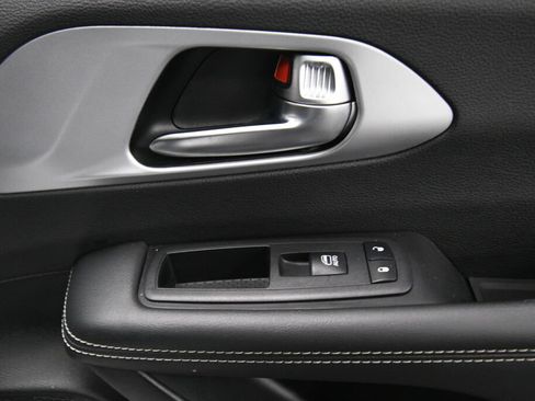 Used 2025 Chrysler Pacifica Limited FWD image 32