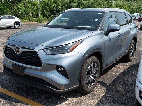 Used 2023 Toyota Highlander XLE AWD/4WD image 4