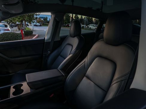 Used 2022 Tesla Model Y Long Range image 15