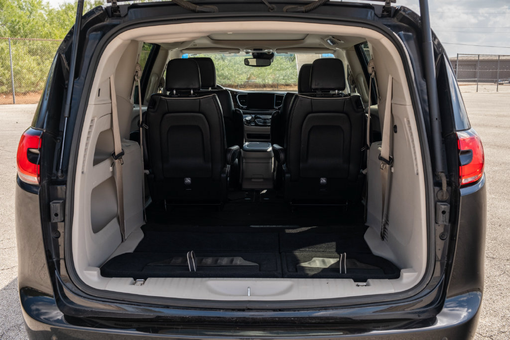 Used 2024 Chrysler Pacifica Limited FWD image 28