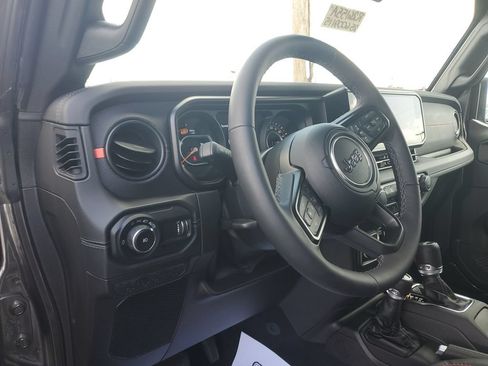 Used 2025 Jeep Wrangler Unlimited Rubicon AWD/4WD image 17