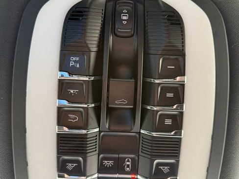 Used 2024 Porsche Macan image 27