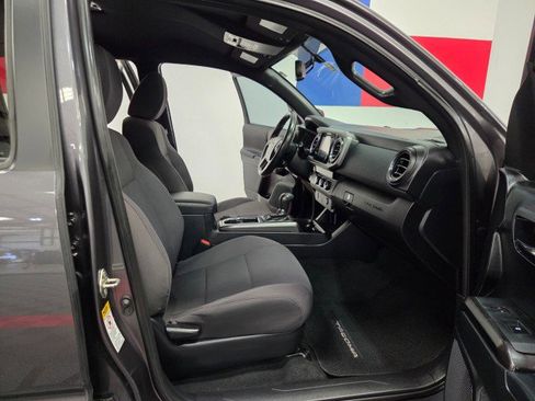 Used 2016 Toyota Tacoma TRD Sport image 8