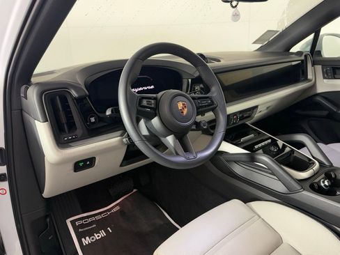 Certified 2025 Porsche Cayenne Coupe image 4