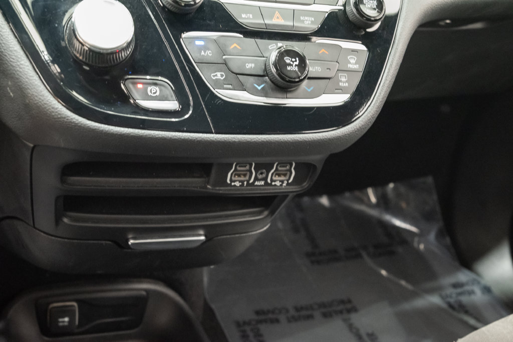 Used 2023 Chrysler Pacifica Touring FWD image 26