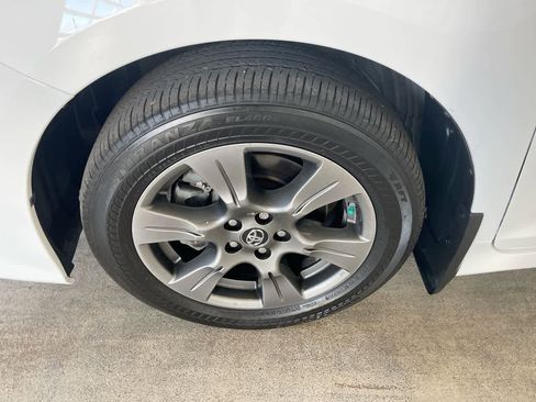 Used 2020 Toyota Sienna SE w/ SE Preferred Package image 10