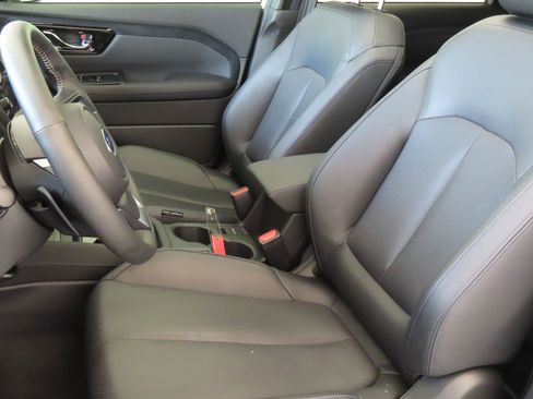 Used 2025 Subaru Forester Limited image 13