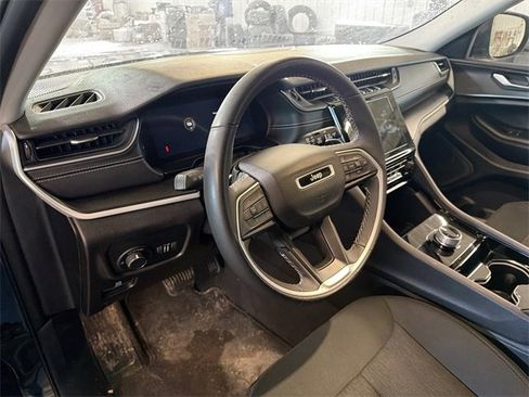 Used 2023 Jeep Grand Cherokee Laredo image 8