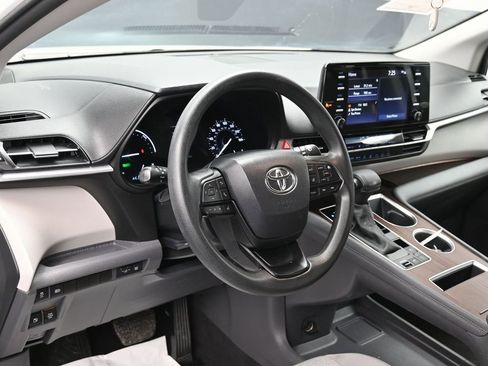 Used 2024 Toyota Sienna LE image 17