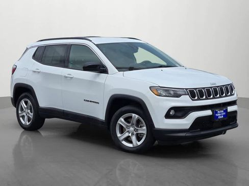 Used 2024 Jeep Compass Latitude w/ Altitude Special Edition AWD/4WD image 8