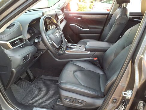 Certified 2024 Toyota Highlander Limited FWD image 14