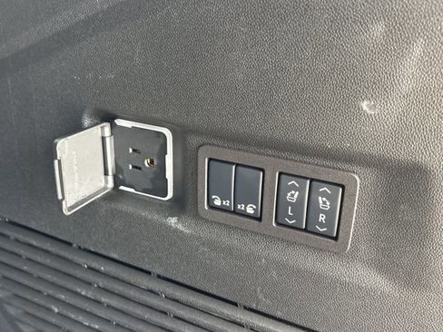 Used 2025 GMC Yukon XL Denali AWD/4WD image 8