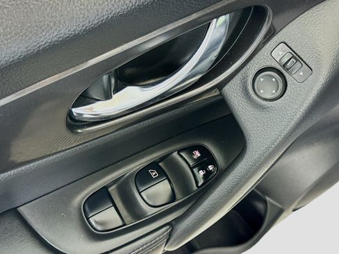 Used 2020 Nissan Rogue SV image 24