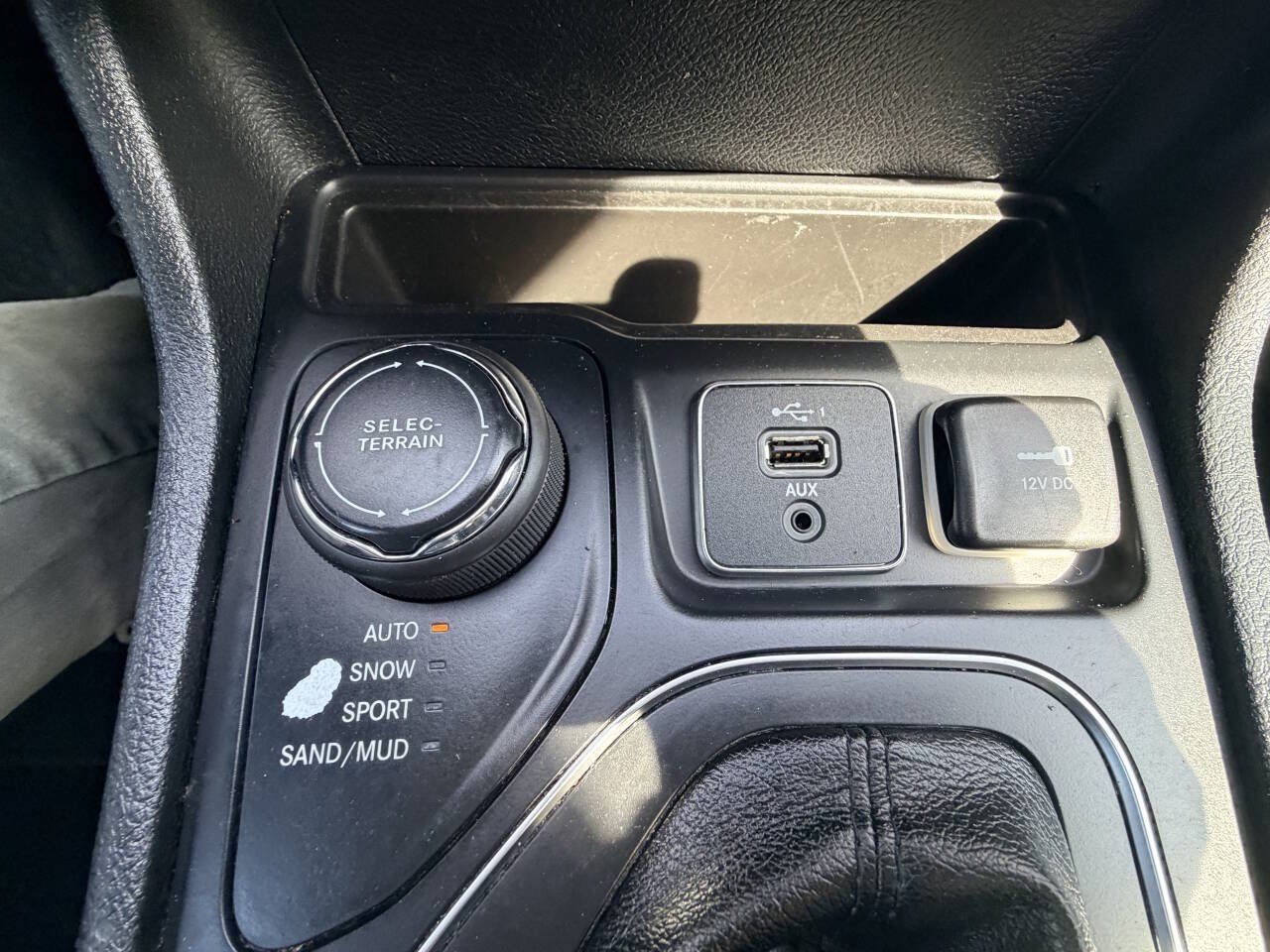 Used 2019 Jeep Cherokee Latitude Plus w/ Cold Weather Group AWD/4WD image 7