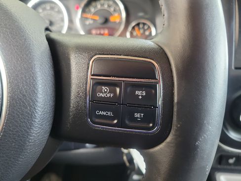 Used 2014 Jeep Compass Latitude w/ Sun/Sound Group FWD image 17