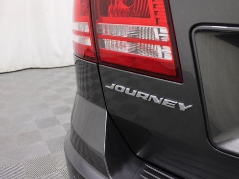 Used 2020 Dodge Journey SE FWD image 25