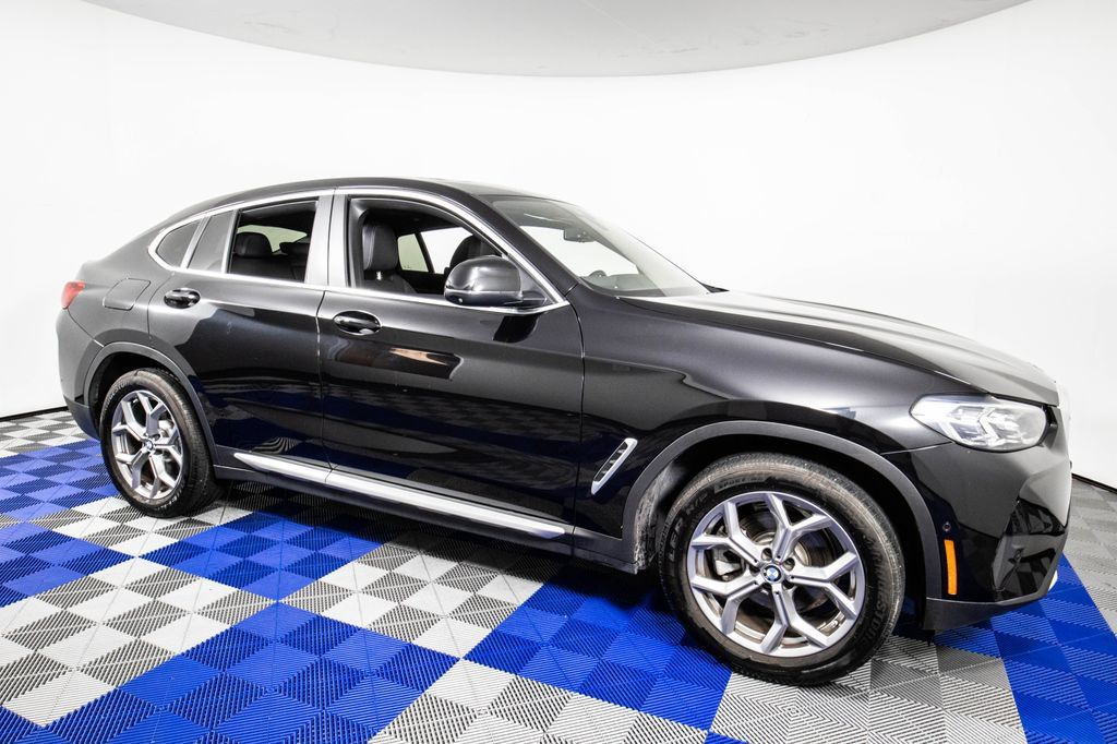 Used 2024 BMW X4 xDrive30i w/ Parking Assistance Package AWD/4WD image 4