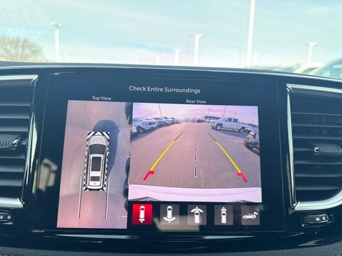 Used 2024 Chrysler Pacifica Premium image 18
