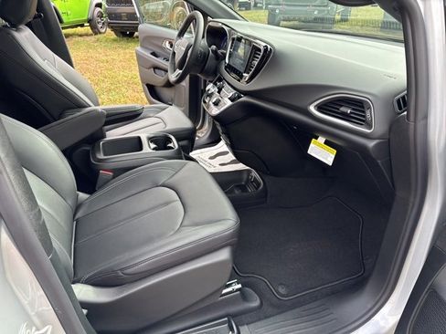 New 2026 Chrysler Voyager LX image 25