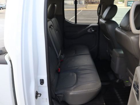 Used 2011 Nissan Frontier SL w/ Moonroof Pkg image 22
