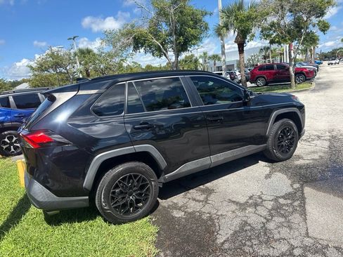 Used 2021 Toyota RAV4 XLE FWD image 3