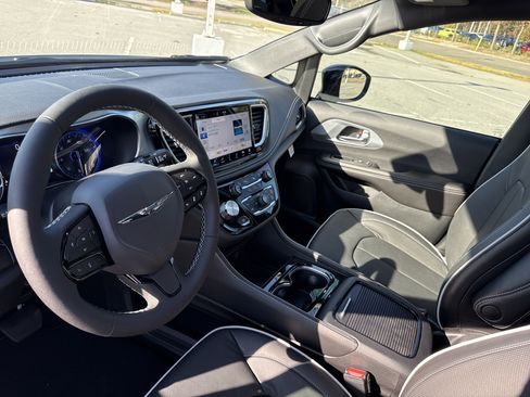 New 2026 Chrysler Pacifica Limited w/ S Appearance Package image 16
