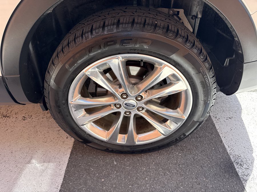 Used 2019 Ford Explorer XLT w/ Equipment Group 202A AWD/4WD image 14