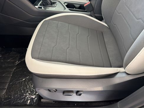 New 2026 Volkswagen Taos SE FWD image 15