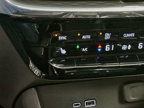 Used 2025 Buick Encore GX Avenir w/ Avenir Technology Package FWD image 21