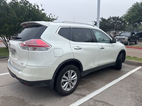 Used 2016 Nissan Rogue SV image 3