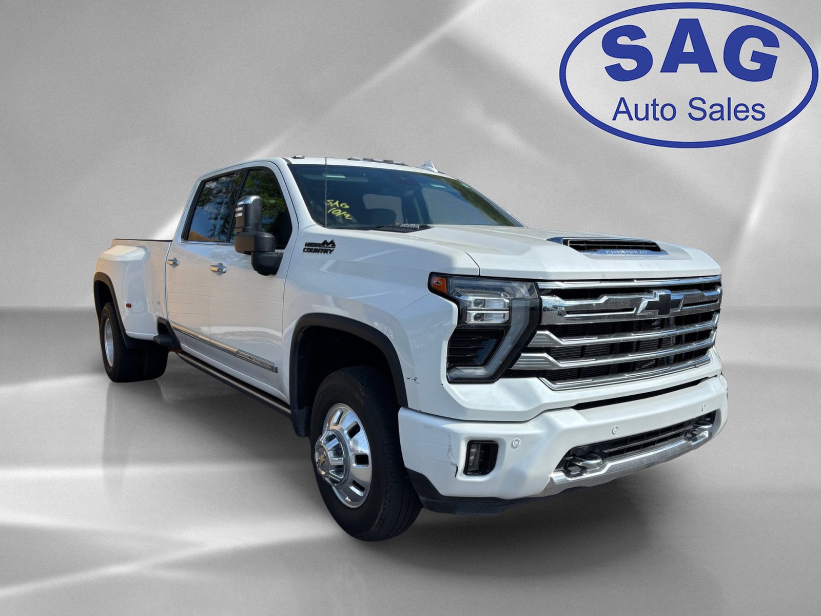 Used 2024 Chevrolet Silverado 3500 High Country w/ High Country Premium Package AWD/4WD image 2