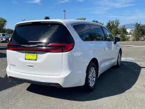 Used 2023 Chrysler Pacifica Touring-L FWD image 9