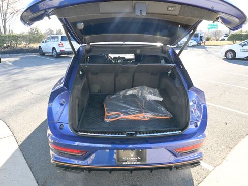 Used 2025 Bentley Bentayga image 43