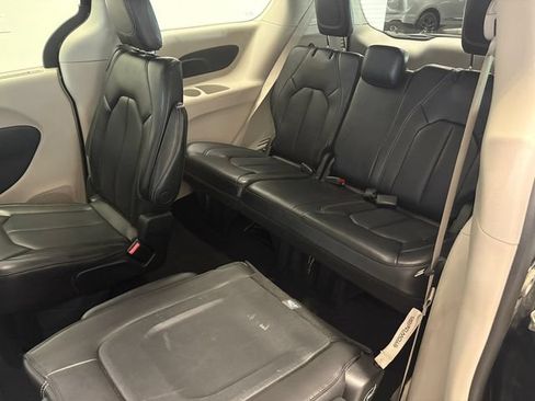 Used 2023 Chrysler Pacifica Touring-L FWD image 11