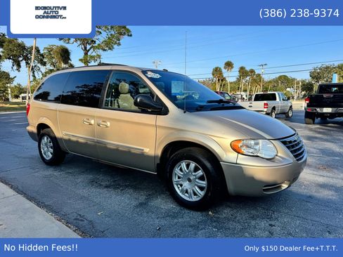 Used 2007 Chrysler Town & Country Touring image 3