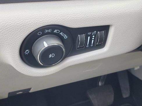 Used 2024 Chrysler Pacifica Touring-L FWD image 9