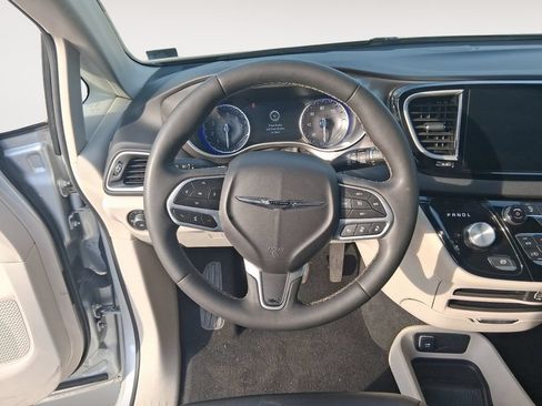 Used 2024 Chrysler Pacifica Touring-L FWD image 12