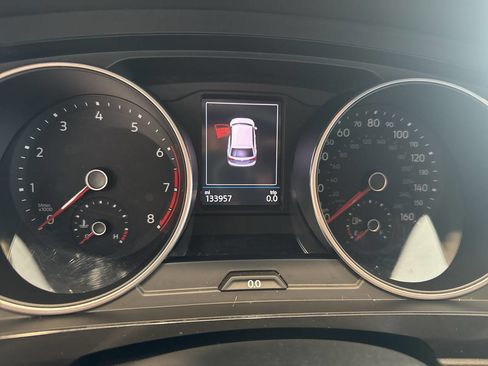 Used 2019 Volkswagen Tiguan SE image 34