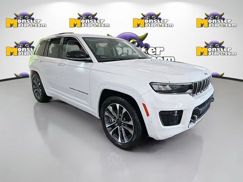 Used 2022 Jeep Grand Cherokee Overland w/ Luxury Tech Group IV AWD/4WD image 3