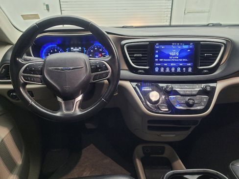 Used 2017 Chrysler Pacifica Touring-L FWD image 22