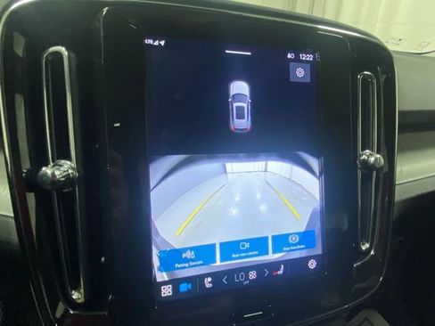 Used 2025 Volvo XC40 B5 Core image 25