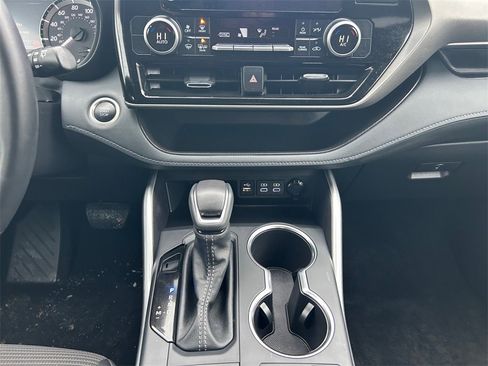 Used 2025 Toyota Highlander LE image 15