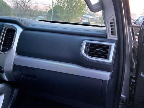 Used 2016 Nissan Titan SL image 15