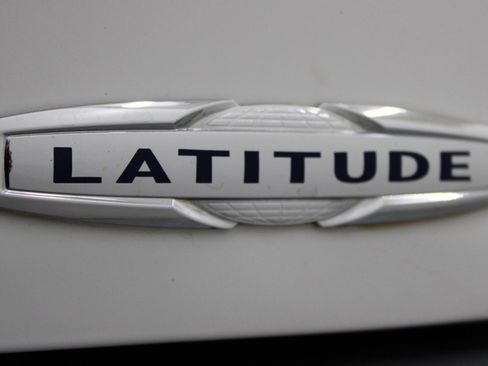 Used 2018 Jeep Cherokee Latitude Plus FWD image 33